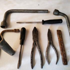 Инструменты Ключи гаечные,отве́ртки, плоскогубцы,зубило