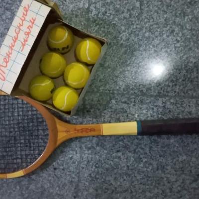 Теннисная ракетка с мячами