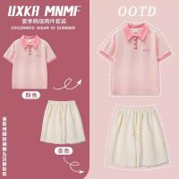 Розовая футболка polo, абрикосовые шорты