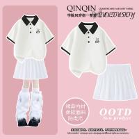 Белая футболка polo, мини-юбка