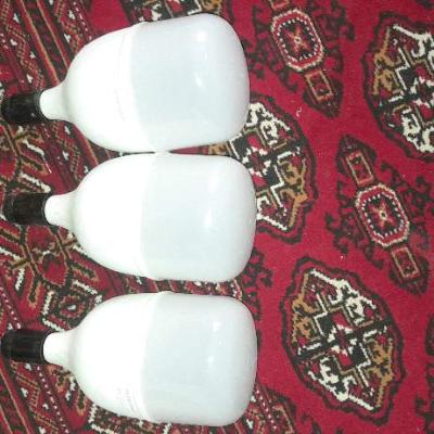 Ak lampa ekonomiçni ulysy 3.sany ak lampa bar ýany bilen patronam berýän  hersiniñ bahasy 50.manat